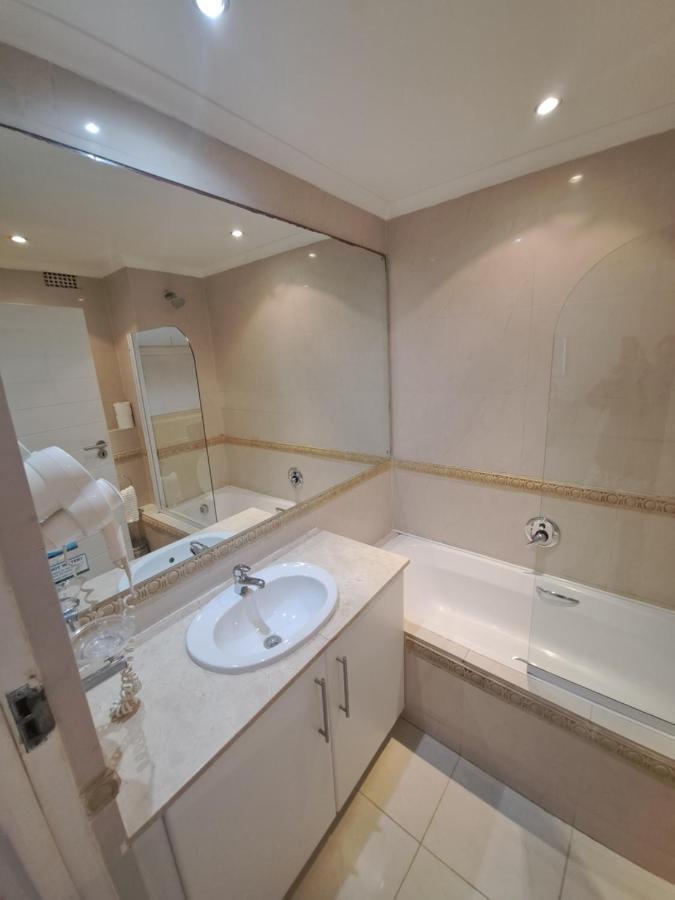 3 Bedroom Sea Facing Family Apartment Cape Town Moullie Point Esterno foto
